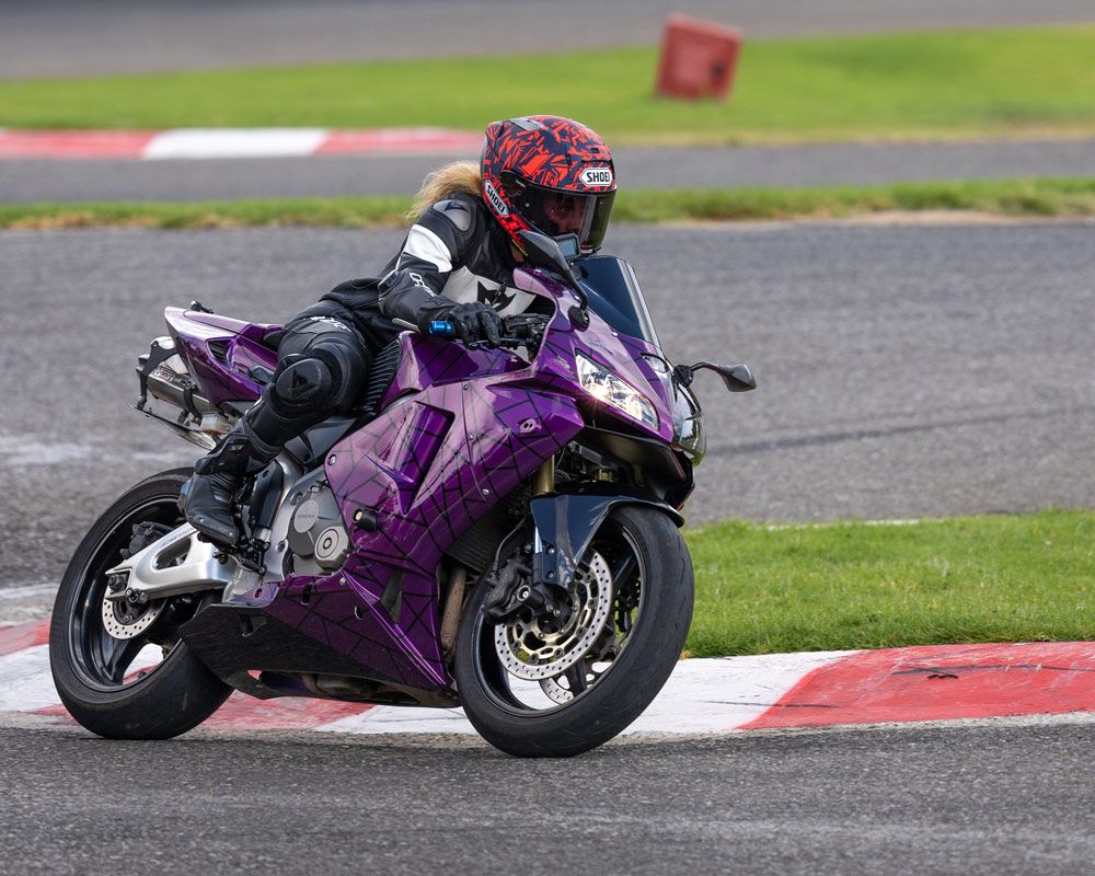  Η Μαρία φοράει αγωνιστηκό κράνος SHOEI X-SΡΡ PRO και οδηγεί ένα Honda CBR600RR στην πίστα– Gas Rider Stories #2